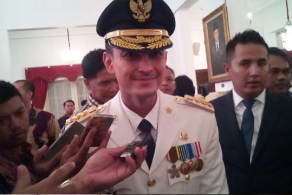 Gubernur Ganteng Sempat Mencari Sani di Istana.. - JPNN.COM