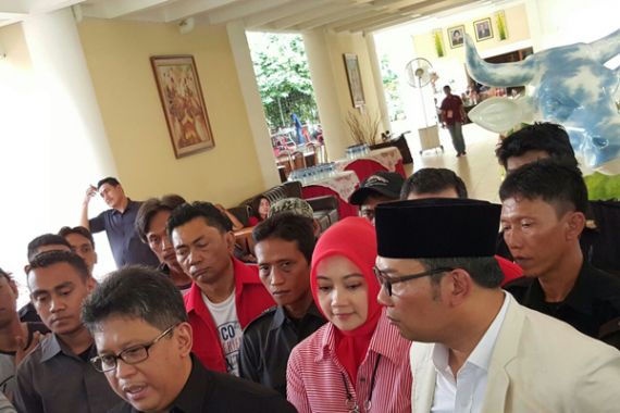 Jadi Tamu Khusus PDIP, Ridwan Kamil Akui Sedang Pilih Warna - JPNN.COM