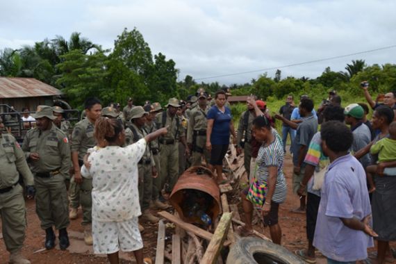 Tegang! Adu Jotos Warnai Dibukanya Palang Jalan Trans Papua - JPNN.COM