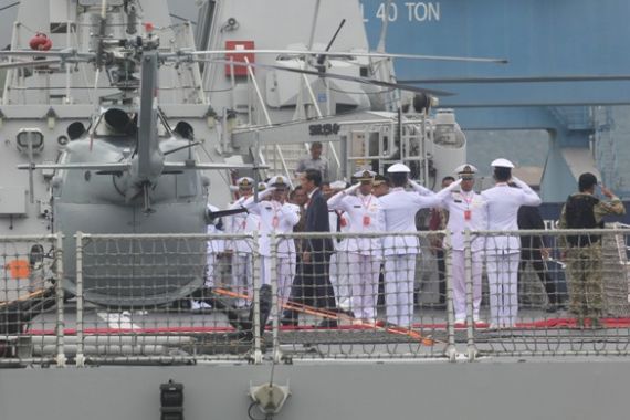 SIMAK! Pernyataan Presiden Jokowi dari Anjungan Kapal Perang - JPNN.COM
