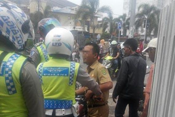 Lihat nih, Oknum PNS Ajak Polisi Duel Lantaran Ditilang - JPNN.COM
