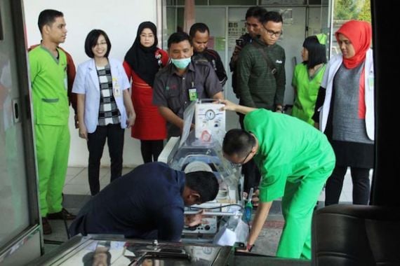 Dibantu 4 Dokter Surabaya, Kembar Siam Dioperasi di Batam - JPNN.COM