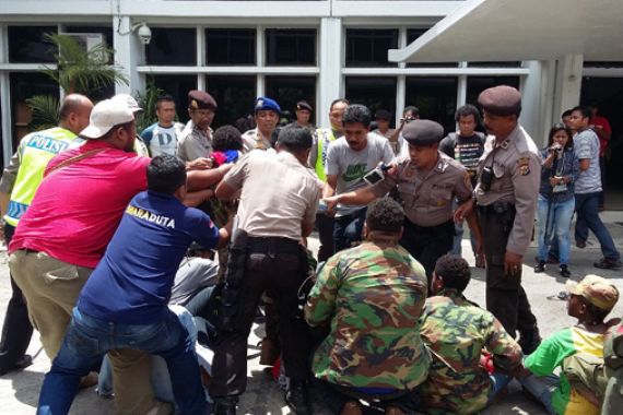 TEGANG! Demo Dukung Referendum Papua Dibubarkan - JPNN.COM