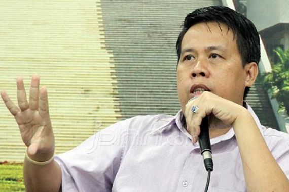 Bang Uchok: Dia Adalah Politikus Baru tapi Kelakuannya.... - JPNN.COM