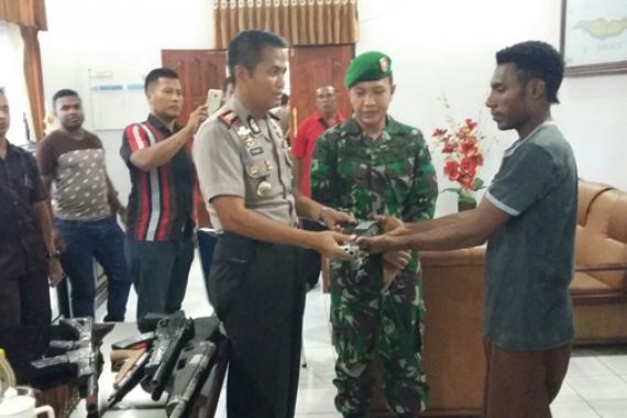 Nelayan Serahkan Senpi Laras Panjang ke Kapolres, Dandim Saksinya - JPNN.COM