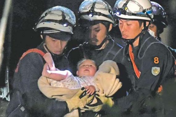 Lihat, Bayi Ini Selamat dari Gempa Dahsyat - JPNN.COM