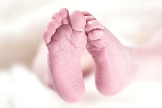 Bayi Baru Lahir Ditinggal di Warung Pecel Lele, di Tangannya Tertulis... - JPNN.COM