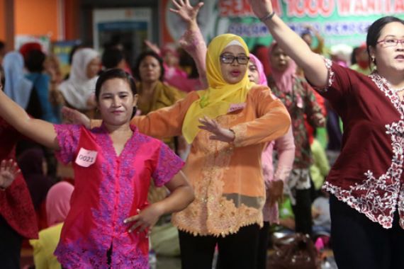 Keren! Seribu Wanita Senam dengan Kebaya - JPNN.COM