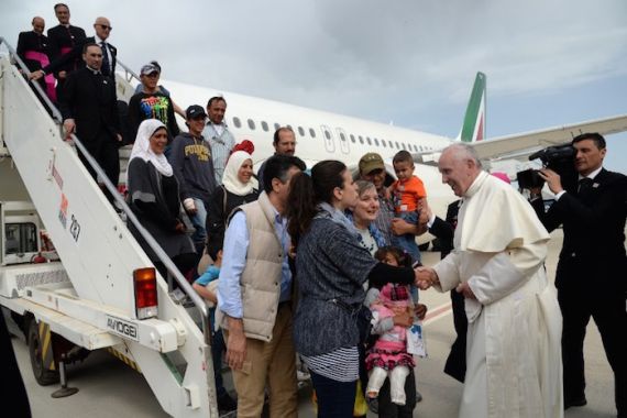 Mengharukan, Paus Fransiskus Bawa 12 Pengungsi Muslim ke Vatikan - JPNN.COM