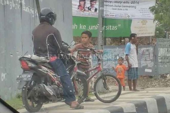 Heroik!!! Bocah SD Ini Berani Hadang Biker Perambah Trotoar - JPNN.COM