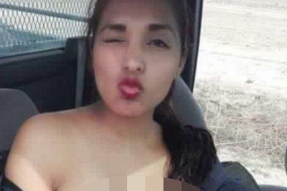 HEBOH: Polwan Cantik dan Seksi Pamer Buah Dada di Mobil Patroli - JPNN.COM