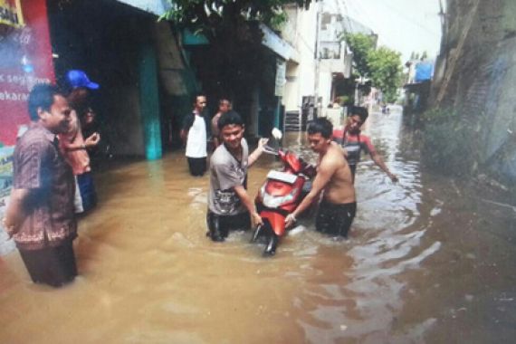 Banjir di Cipinang Mencapai 1,5 Meter - JPNN.COM