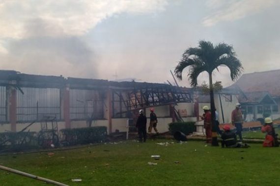 Warga Binaan Ngamuk, Lapas Banceuy Dilalap Api - JPNN.COM