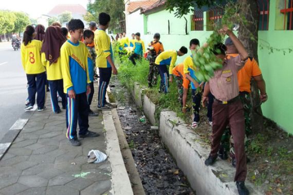 Yonmarhanlan V Bersihkan Lingkungan Bersama SMPN 22 Surabaya - JPNN.COM