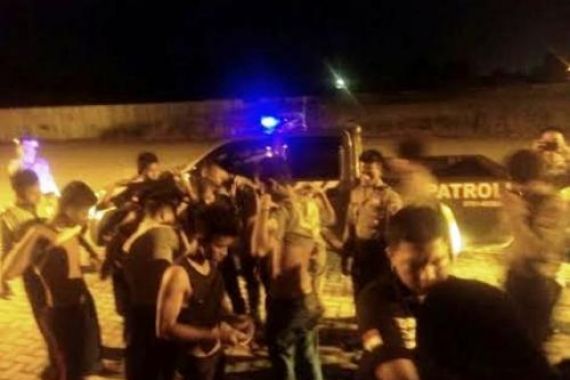 9 Remaja sedang Pesta Miras dan Mesum Diamankan Polisi - JPNN.COM