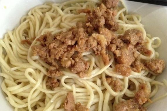 Ckck.. Ada yang Masak Mi Sekaligus Pembungkusnya - JPNN.COM