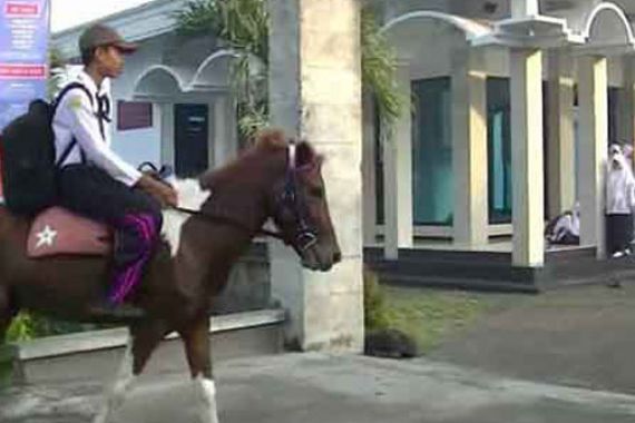 Keren! Siswa Ini Selalu Menunggang Kuda ke Sekolah - JPNN.COM