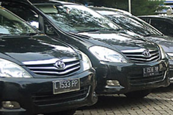 Hmm..Mobil Dinas Wakil Rakyat kok Ganti Pelat Hitam - JPNN.COM