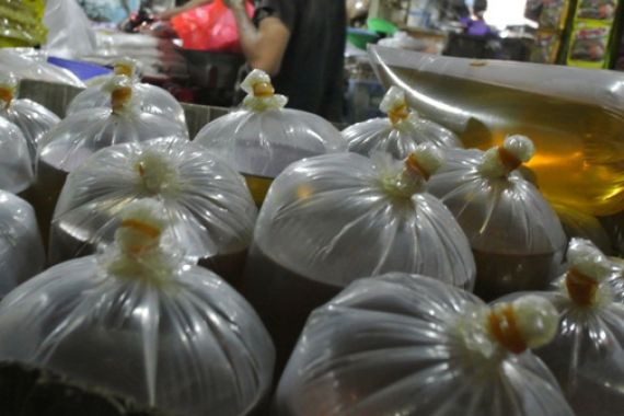 5000 Liter Minyak Goreng Laris Manis Berkat BKKBN dan TNI - JPNN.COM