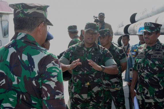 Sambil Kerjakan Proyek Trans Papua, TNI Kokang Senjata - JPNN.COM