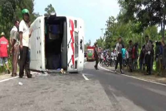 Tragis, Mobil Rombongan Manten Kecelakaan - JPNN.COM