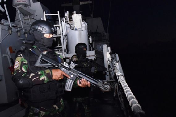 Saat Melintasi Perairan Filipina, Kapal Perang TNI AL Tiba-tiba Gelap, Prajurit Siaga Tempur - JPNN.COM