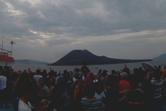 Ribuan Peserta Nikmati Sunset di Anak Krakatau, Keren Banget! - JPNN.COM