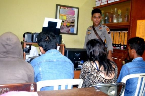 Diduga Lagi Begituan di Hotel, 12 Orang Kena Garuk - JPNN.COM