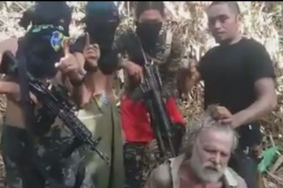 Mengerikan! Abu Sayyaf Rilis Video Pemenggalan Kepala Sandera - JPNN.COM