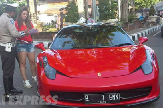 Inilah Kata Polisi soal Ferrari dengan Sopir Nan Seksi - JPNN.COM