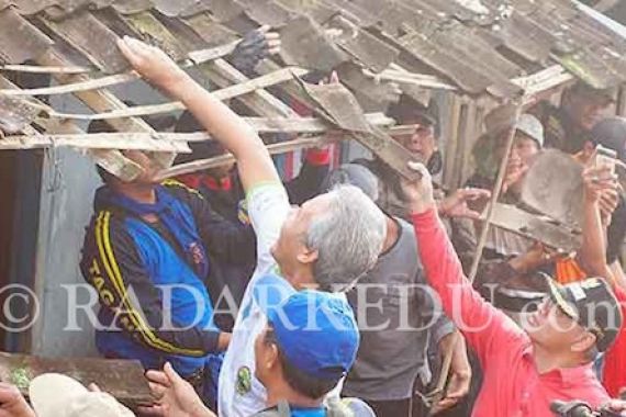 Gubernur Ganjar Ikut Bedah Rumah Warga, Nih Fotonya - JPNN.COM