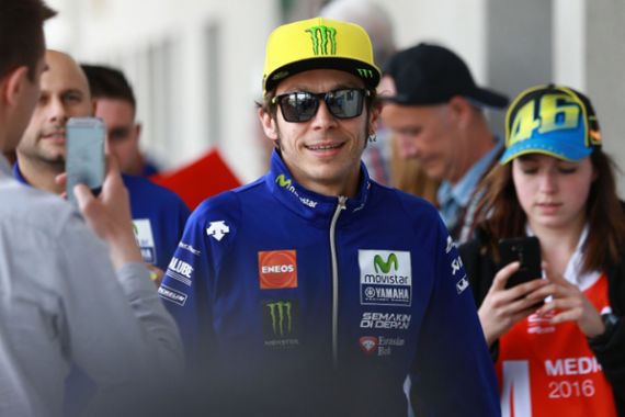 Mau dengan Pedrosa atau Vinales? Begini Kata Rossi - JPNN.COM