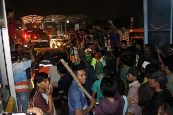 Ngeri! Kerusuhan Tengah Malam di Jembatan Tol Suramadu - JPNN.COM