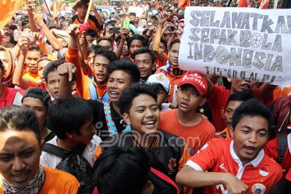 SIMAK! Ternyata Ada yang Aneh dari Ricuh Suporter Persija di GBK - JPNN.COM