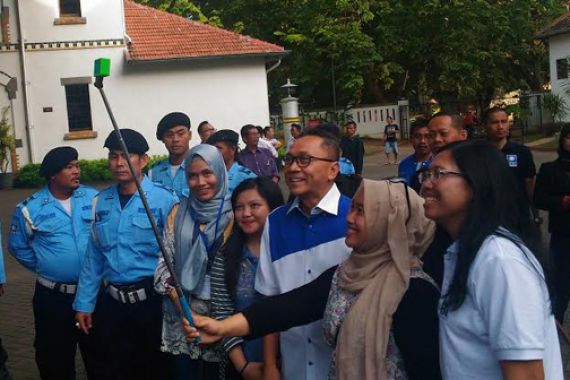 Kunjungi Lawang Sewu, Zulkifli Hasan Diajak Selfie Pengunjung - JPNN.COM