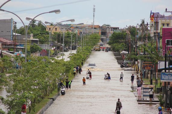 Singsingkan Celana, Sorong Dikepung Banjir, Lihat Fotonya - JPNN.COM