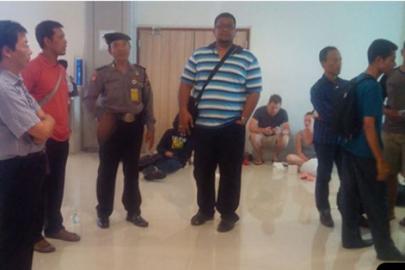 Ratusan Penumpang Masih Tertahan di Bandara Ngurah Rai - JPNN.COM