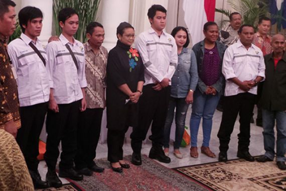 Serahkan 4 ABK ke Keluarga, Menlu: Ini Berkat Presiden Joko Widodo - JPNN.COM