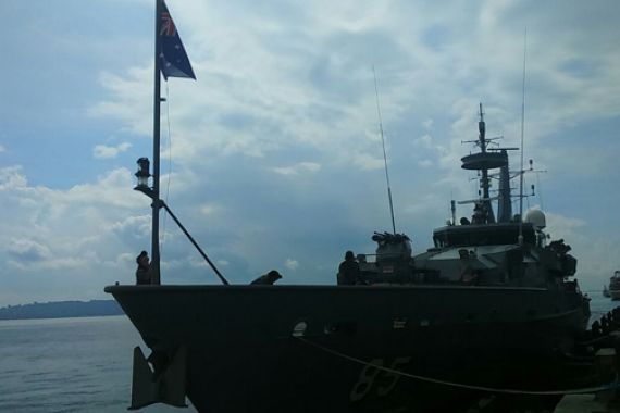 Lihat Nih, Kapal Perang Australia Singgahi Kota Pahlawan - JPNN.COM