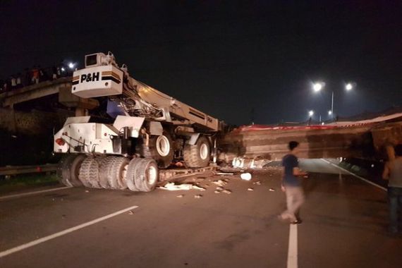 NGERI! Jembatan Penyebrangan Ambruk di Tengah Jalan Tol - JPNN.COM