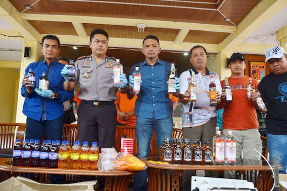 Mantap! Polisi Bongkar Home Industri Miras - JPNN.COM