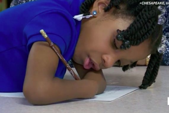 Gadis Tanpa Tangan Menangkan Kontes Tulis Tangan Nasional - JPNN.COM
