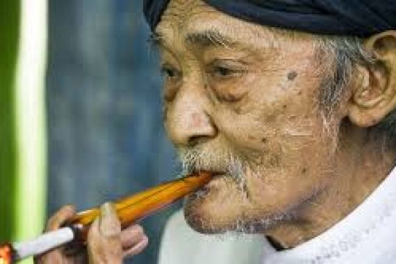 Ketika Rokok jadi Media Komunikasi dengan Dunia Lain - JPNN.COM