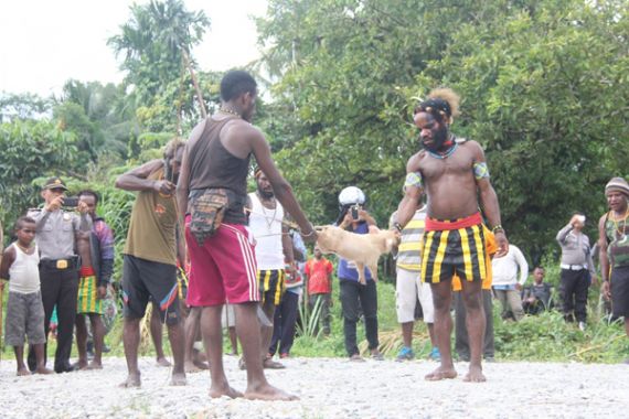 Mencekam! Ritual Adat Sakral Akhiri Perang di Mimika - JPNN.COM