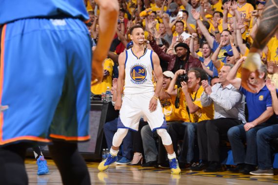 Stephen Curry Bikin Fans Berdiri..Duduk..Berdiri Lagi - JPNN.COM