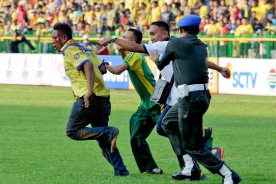 Lihat, Suporter Sudah Berdarah-darah Dikejar Anggota TNI - JPNN.COM