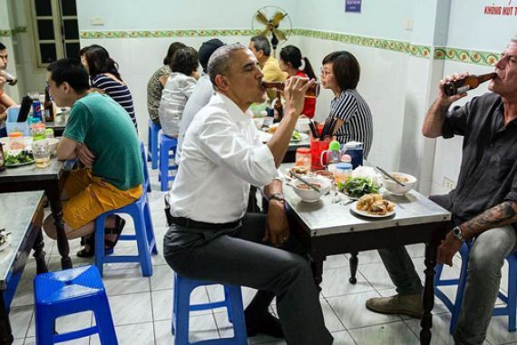 Obama Ngebir dan Makan Babi Panggang di Restoran Kecil - JPNN.COM