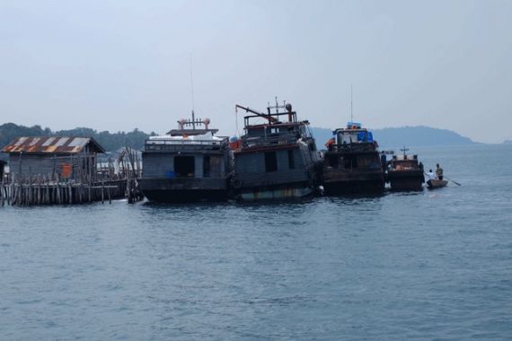 Nelayan Tradisional Marah, Kapal Jaring Sotong Disandera dan... - JPNN.COM