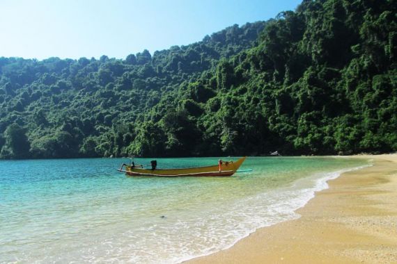 Eits! Jangan Sembarangan ke Pulau Cantik Ini - JPNN.COM