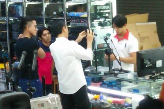 Pak Jokowi Berbelanja di Harco Mangga Dua, Nih Fotonya... - JPNN.COM